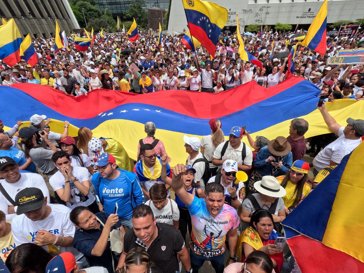 Cientos de venezolanos en Colombia vuelven a manifestarse y exigen salida de Maduro