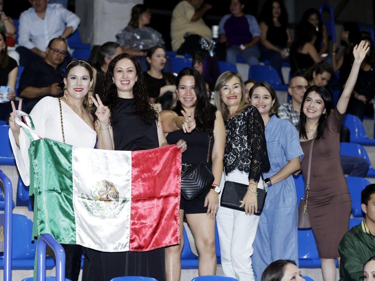 Katia Ríos, Carolina González, Cynthia Muñoz, Mónica y Paulina Frías, y Wendy Márquez esperaron ansiosas por la nota inaugural de la presentación.