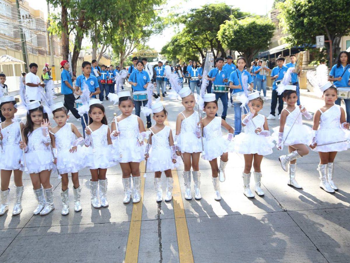 Encantadoras y coloridas: así lucieron las pequeñas palillonas de prebásica en la capital