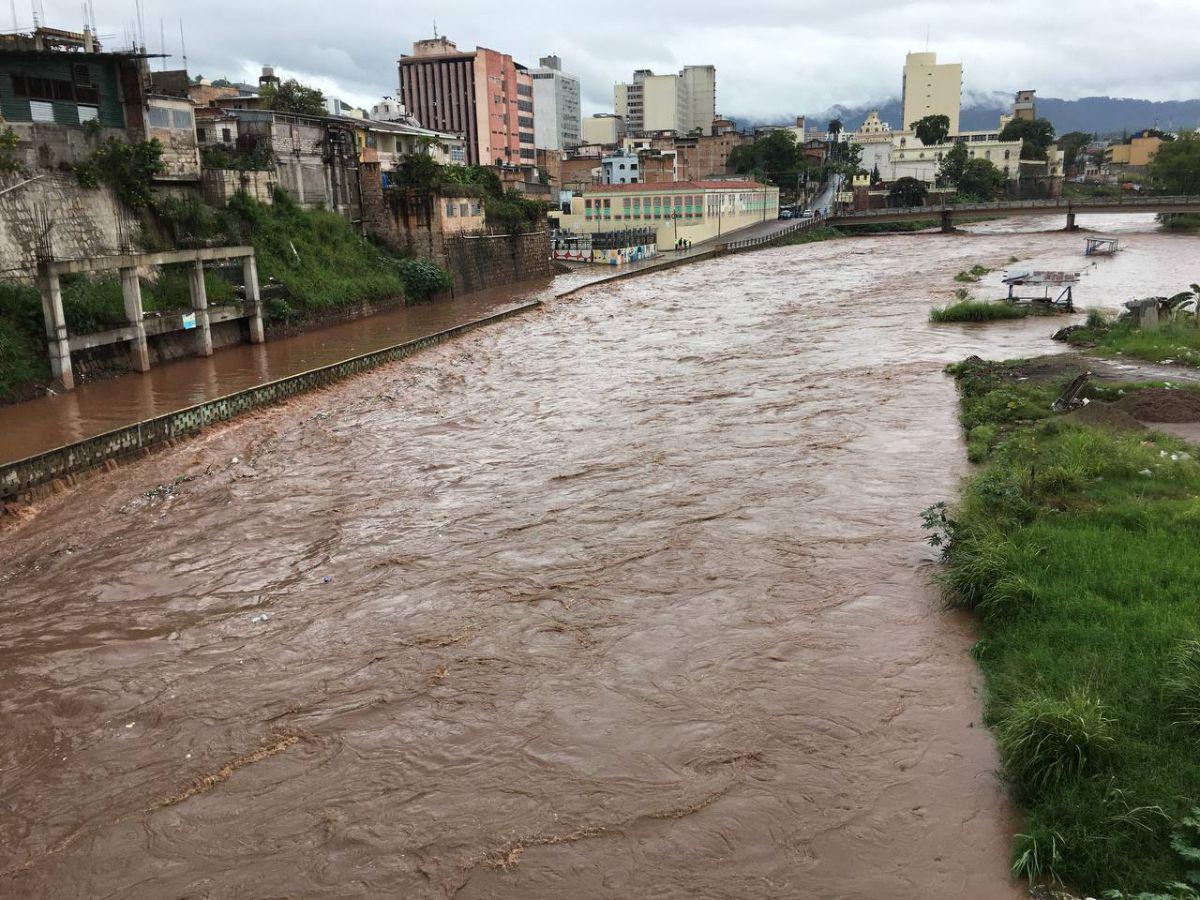 ¡Desastre! Así se encuentra el río Choluteca tras su desbordamiento en la capital