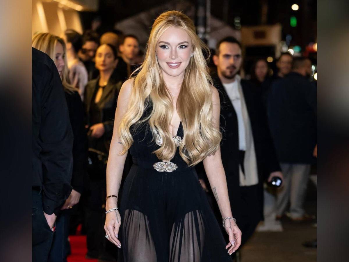 Lindsay Lohan deslumbra luciendo más joven en el estreno de “Our Little Secret”