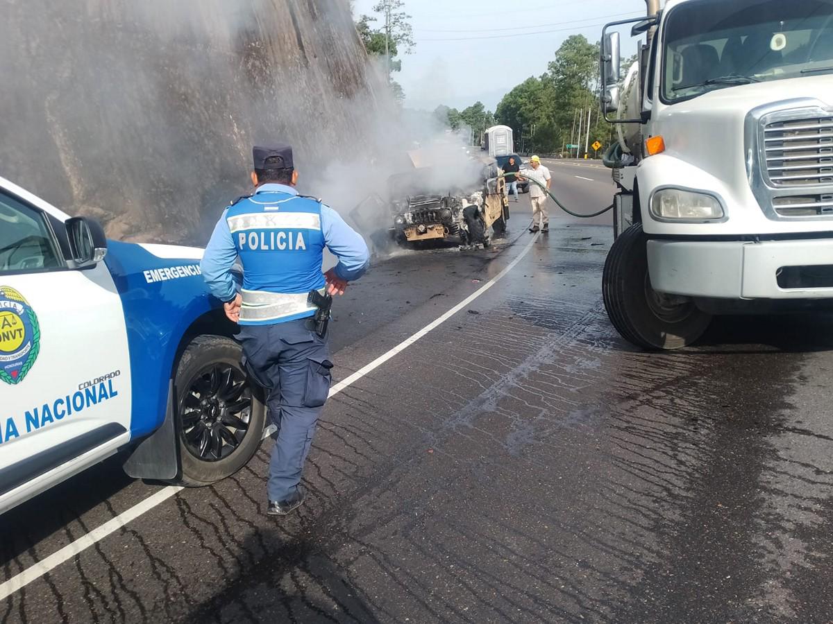 El incendio fue atendido por la patrulla de carretera a las 8:00 de la mañana, quienes detuvieron un camión de suministro de agua para extinguir el fuego.