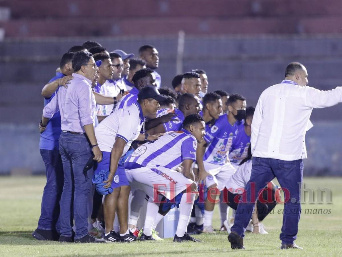 “Juntos hasta el final”, la icónica foto posada del plantel del Victoria antes de enfrentar a Marathón