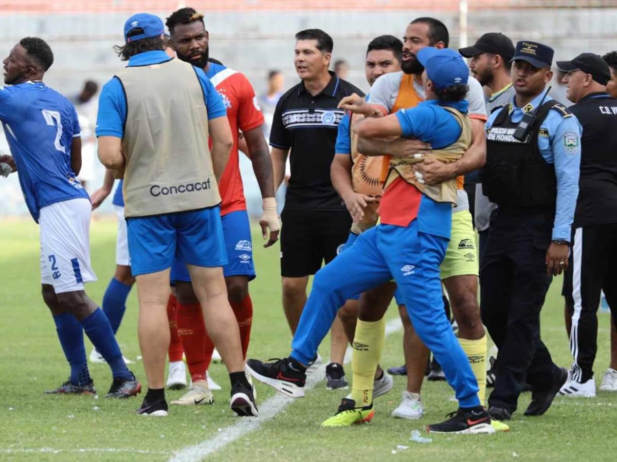 Pedro Troglio se enfada en derrota de Olimpia y el árbitro lo expulsa