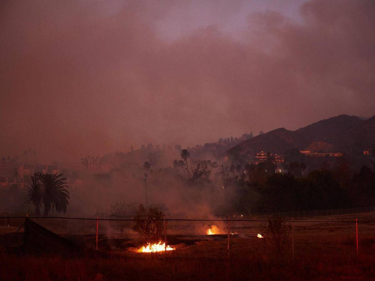 Evacuaciones y cierre de calles: impactantes imágenes del incendio en Malibú