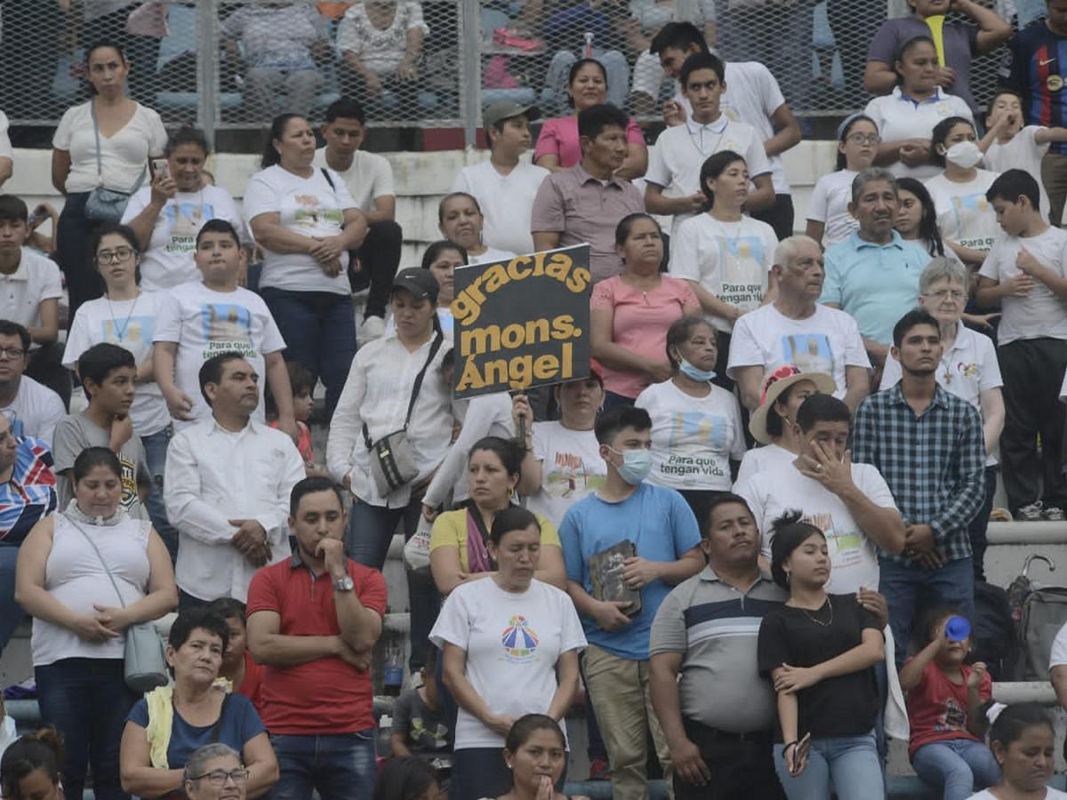 Así le hicieron saber su cariño a Monseñor con pancartas, aplausos y saludos.