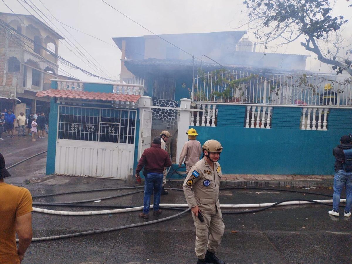 Varias personas estaban en el interior de la casa, pero los vecinos las auxiliaron.