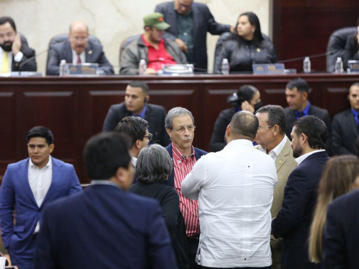 Diputados del Partido Liberal dialogan con miembros de Libre y del PSH.