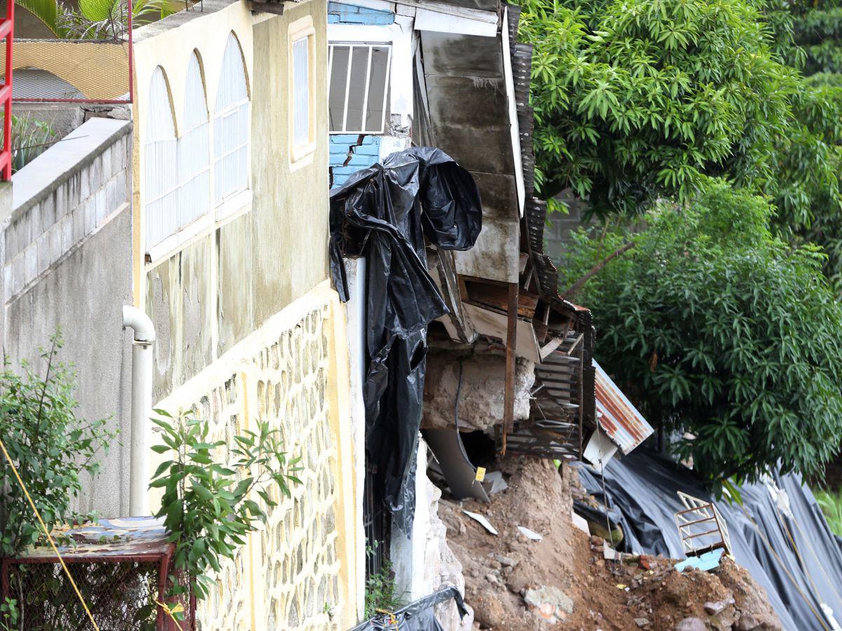 Colapsan más viviendas en la colonia Guillén por los deslizamientos