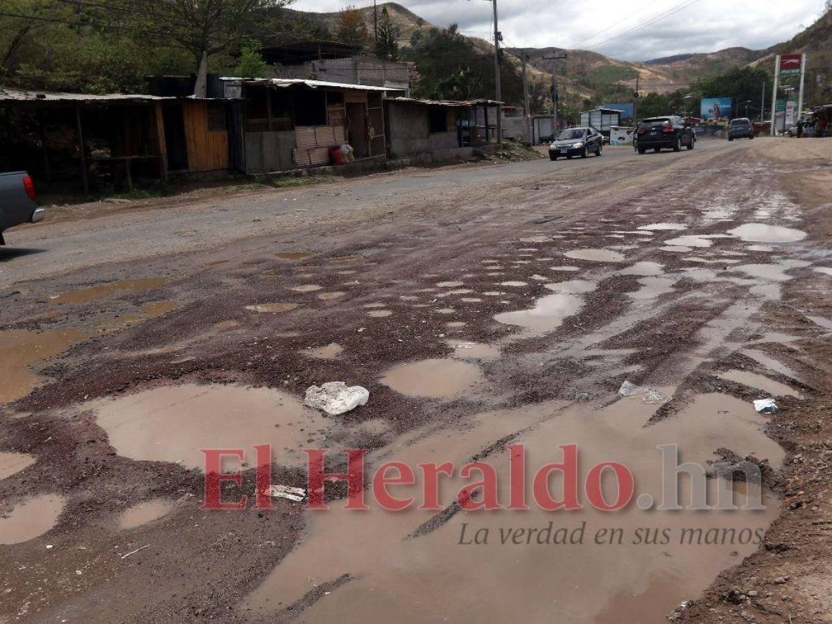 La falta de proyectos pluviales causa que el deterioro de la calzada sea mayor.