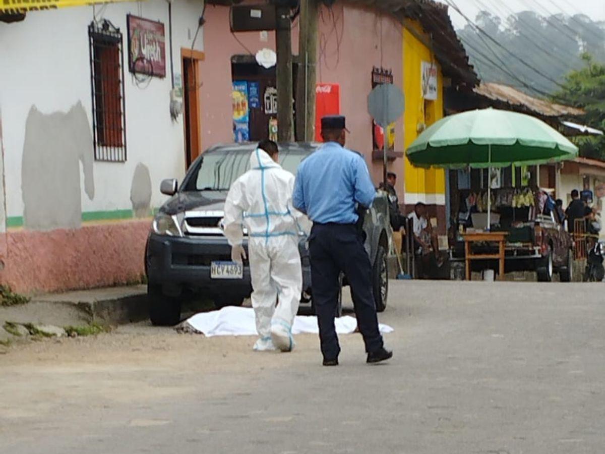 El cuerpo de Ana Mercedes fue cubierto con una sábana blanca mientras las autoridades de medicina forense realizaban el levantamiento para su posterior autopsia.