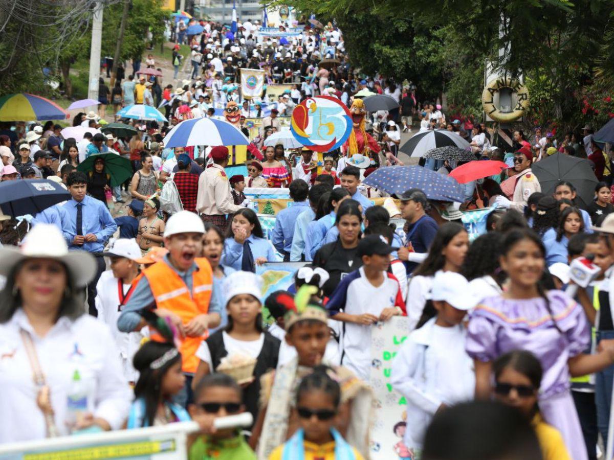 Las mejores imágenes que dejaron los desfiles de las escuelas en la capital