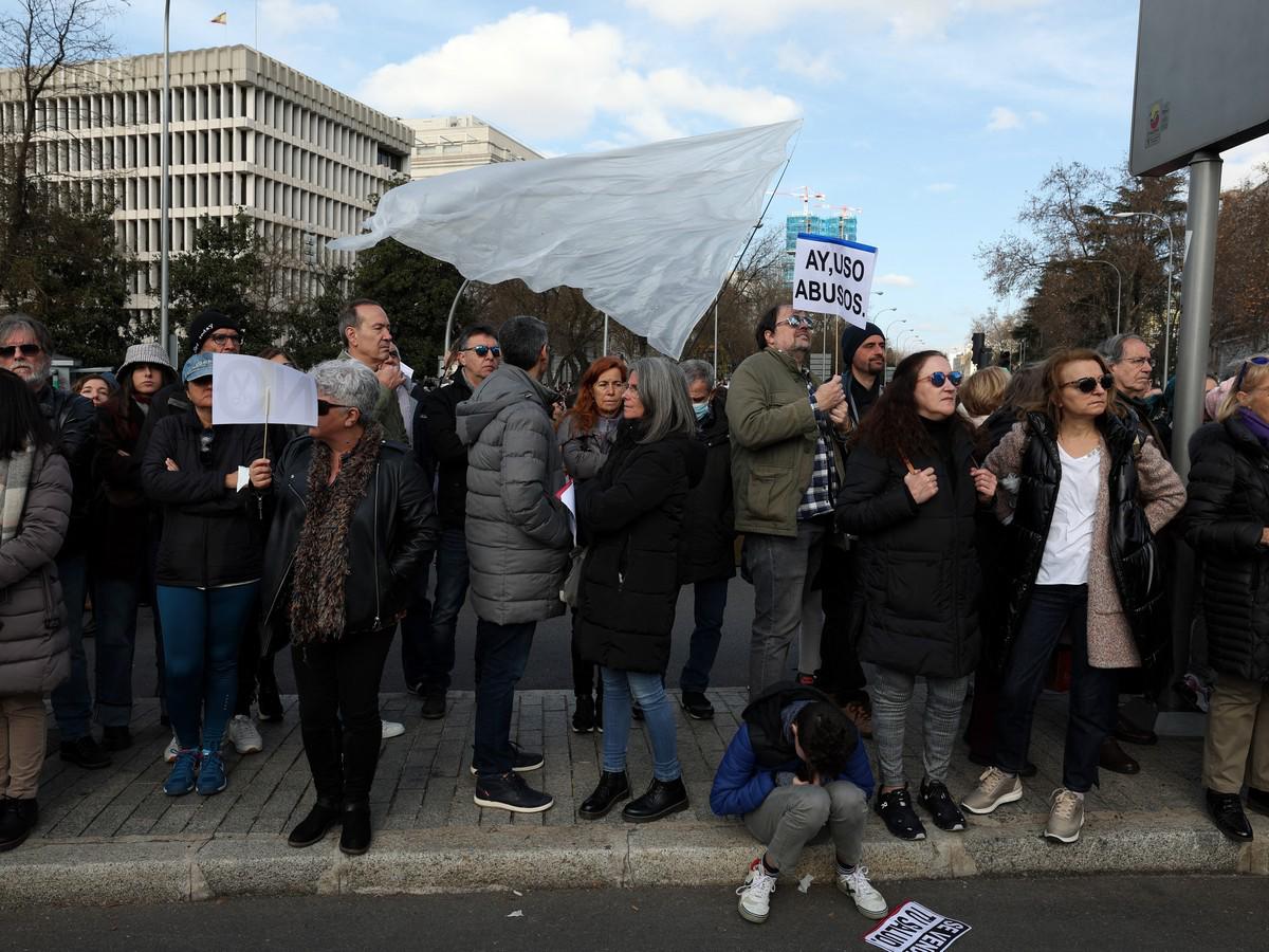 La gente participa en una manifestación convocada por los ciudadanos, en defensa de la sanidad pública en Madrid.