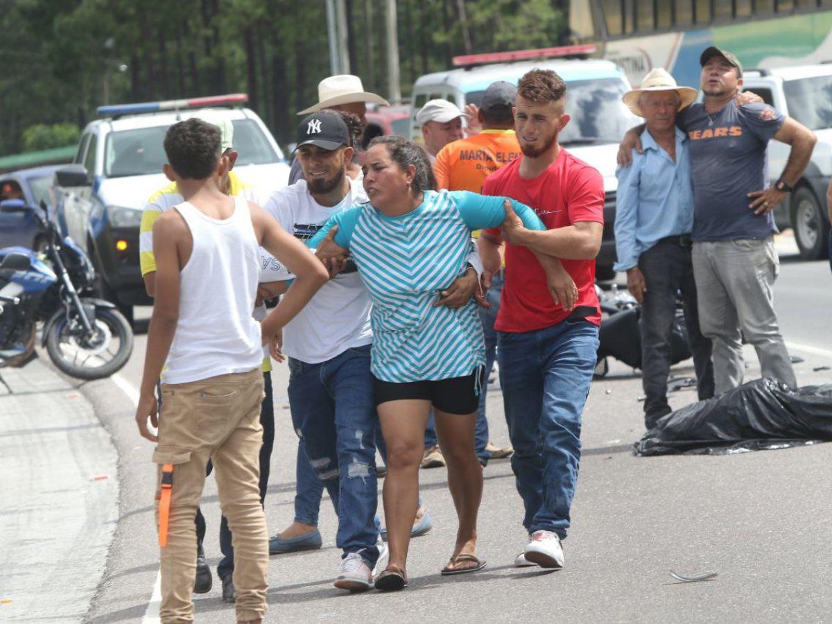 Dolor e impotencia: familiares de jóvenes fallecidos llegan a la zona del accidente en Zambrano