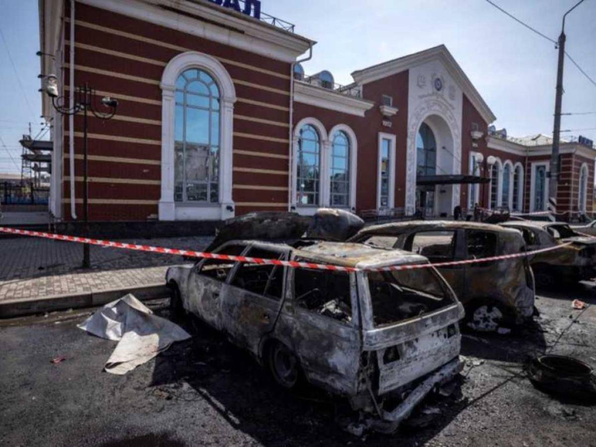 Unos 15 muertos y 50 heridos en bombardeo ruso de estación ferroviaria de Ucrania