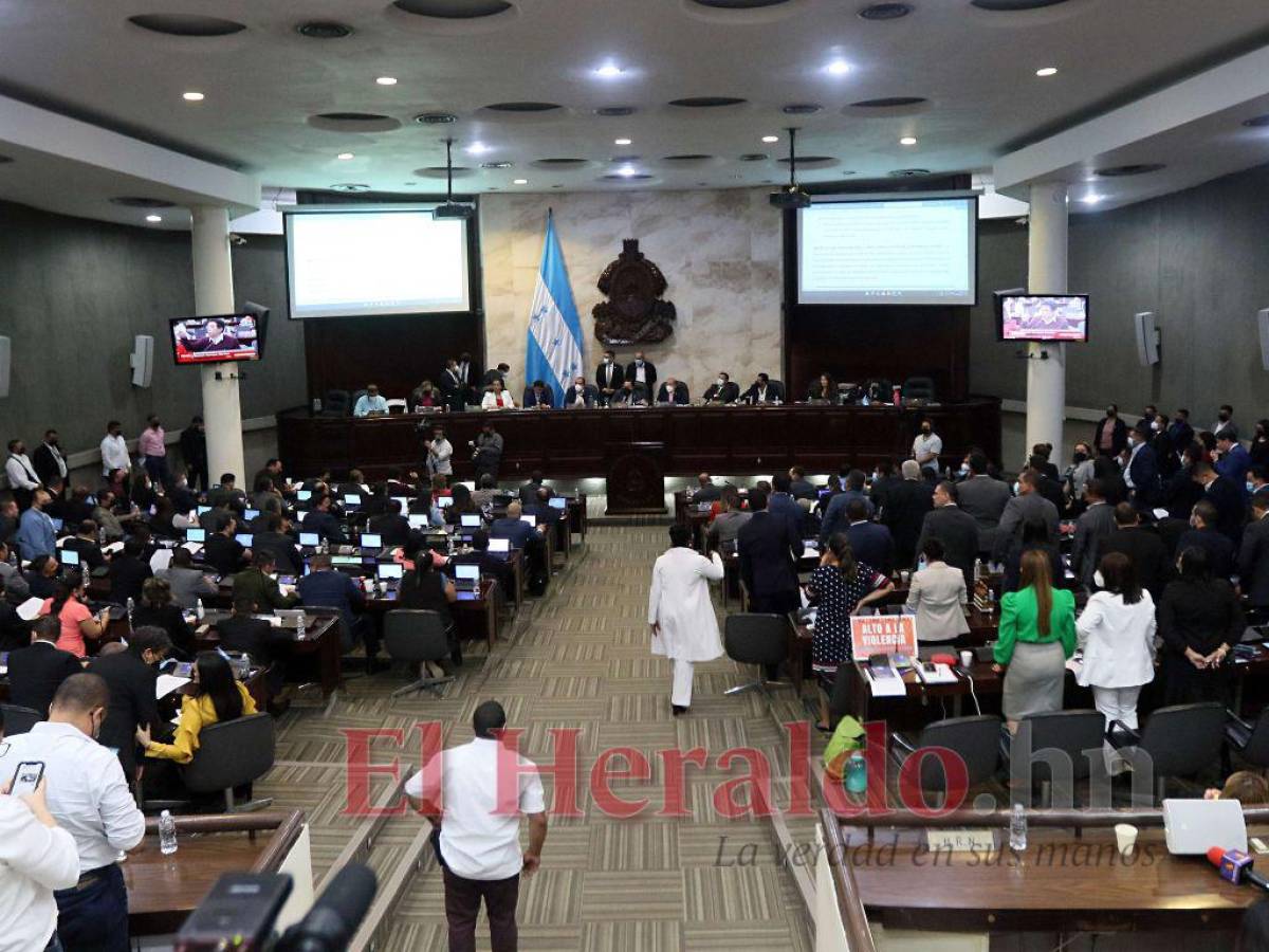 Diputados de oposición sonaron pitoretas para el reinicio de la sesión.