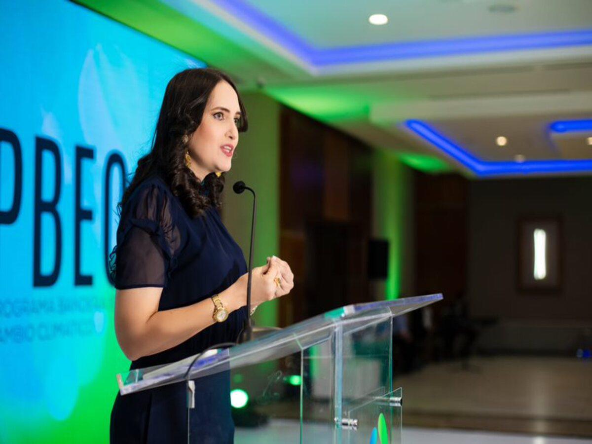 <i>Milene Fernández, gerente de reputación y sostenibilidad de Cervecería Hondureña durante su participación en la entrega del premio Bandera Ecológica.</i>