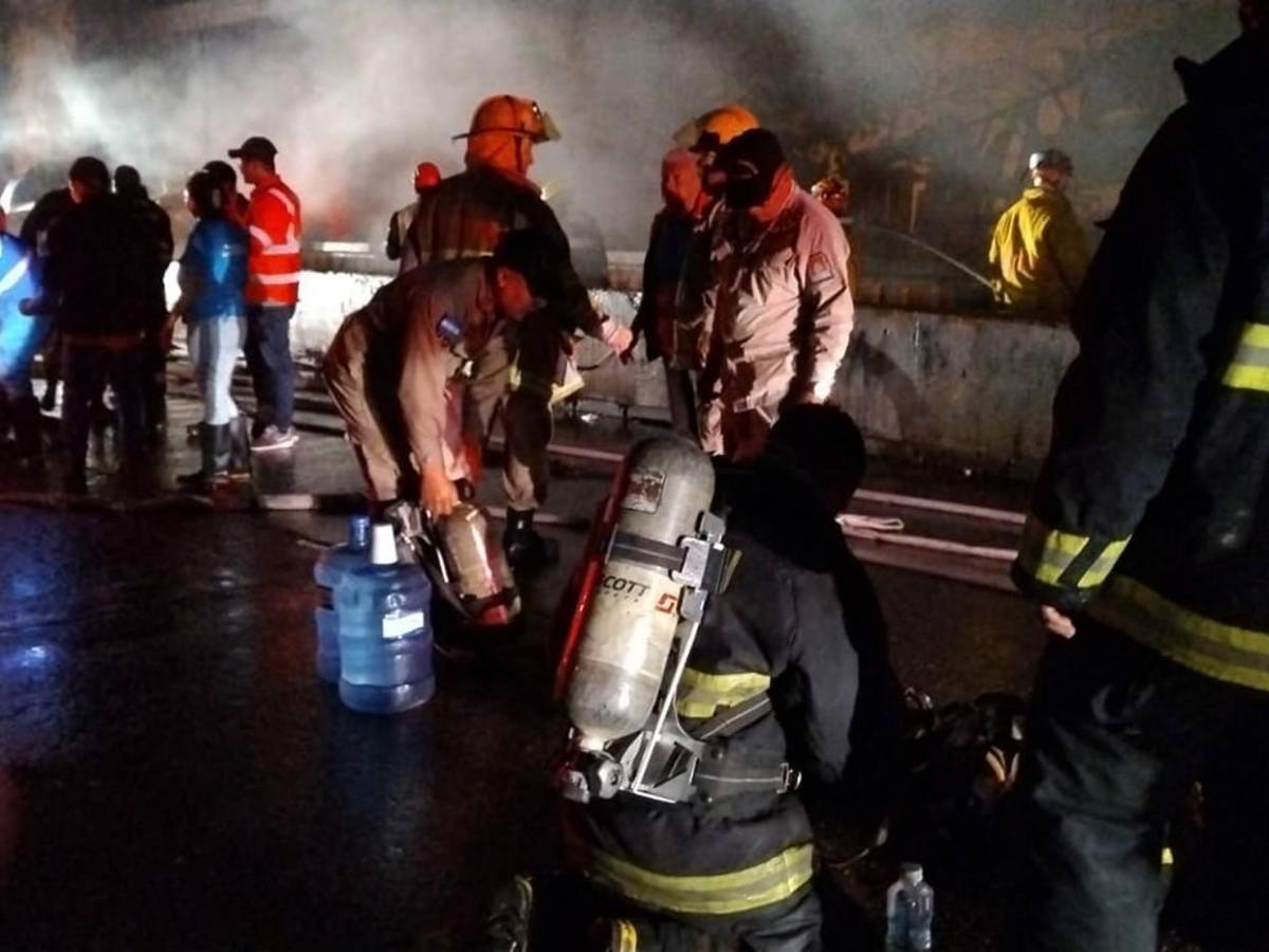 El cansancio entre bomberos tras horas de lucha contra incendio en mercado Las Américas