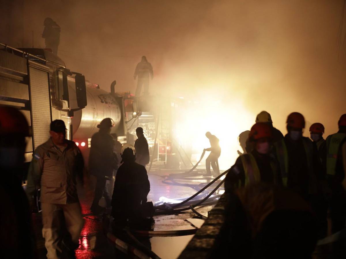 El cansancio entre bomberos tras horas de lucha contra incendio en mercado Las Américas