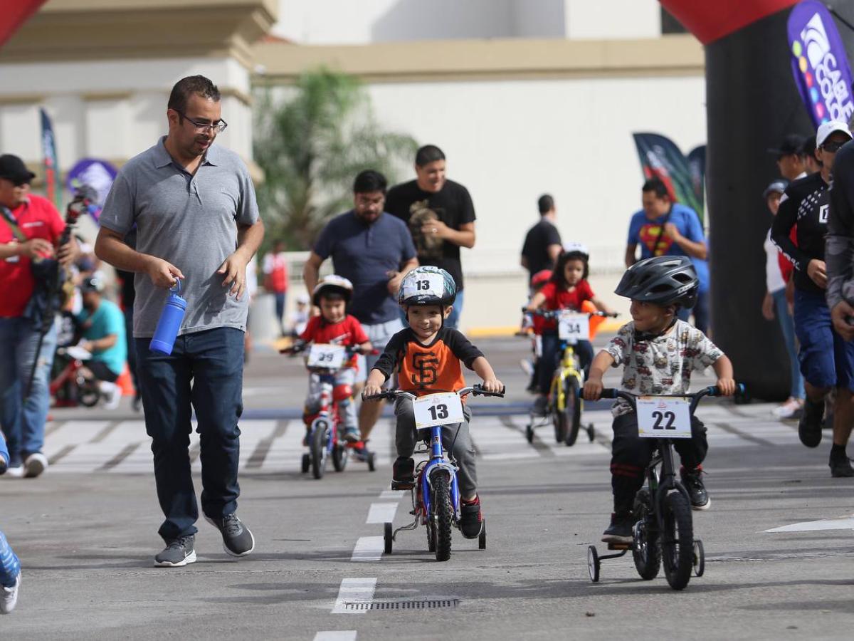 Familias completas dicen presente en la Vuelta Ciclística Infantil de EL HERALDO