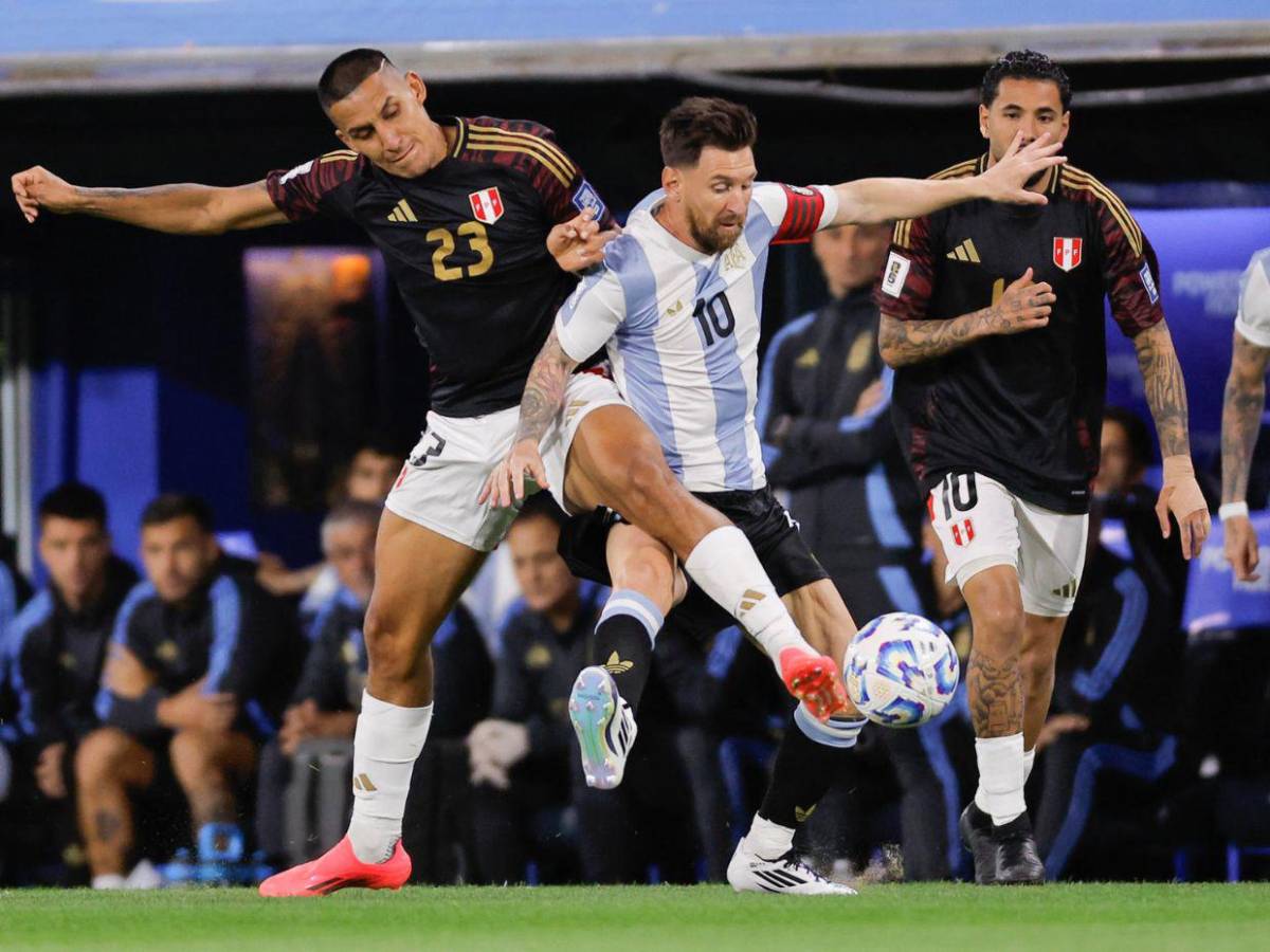 “¿Qué haces bobo?” La reacción de Messi contra un rival en el Argentina vs Perú