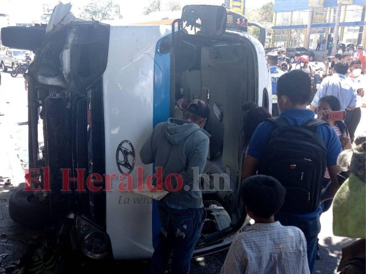 Se presume que el accidente habría sido provocado por exceso de velocidad. Ante el derrame de gasolina, personal del Cuerpo de Bomberos procedió a cubrir el combustible con tierra y así evitar una tragedia mayor.