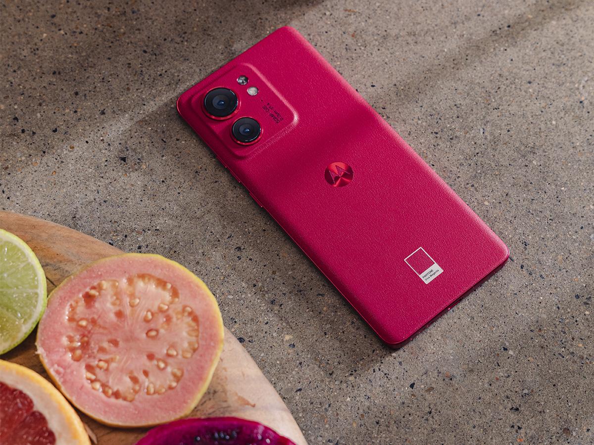 La alianza entre Motorola y Pantone presentan la edición especial del Ege 40 color Viva Magenta.