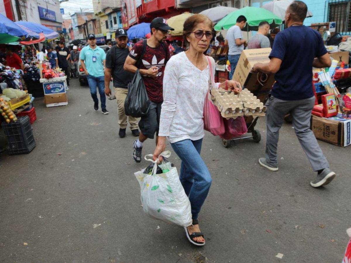 El mercado Zonal Belén abarrotado por las compras de fin de año