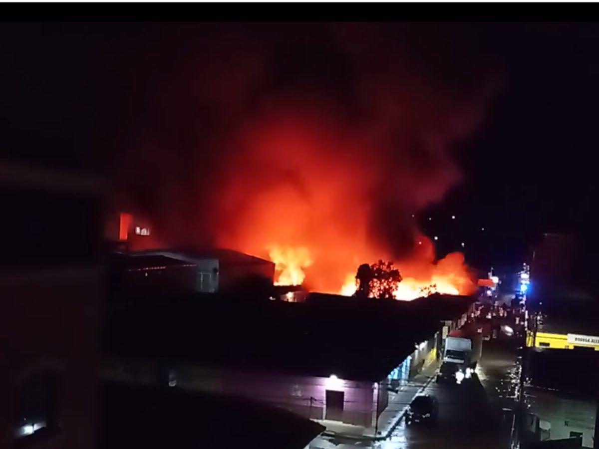 Voraz incendio consume más de 10 negocios en La Esperanza