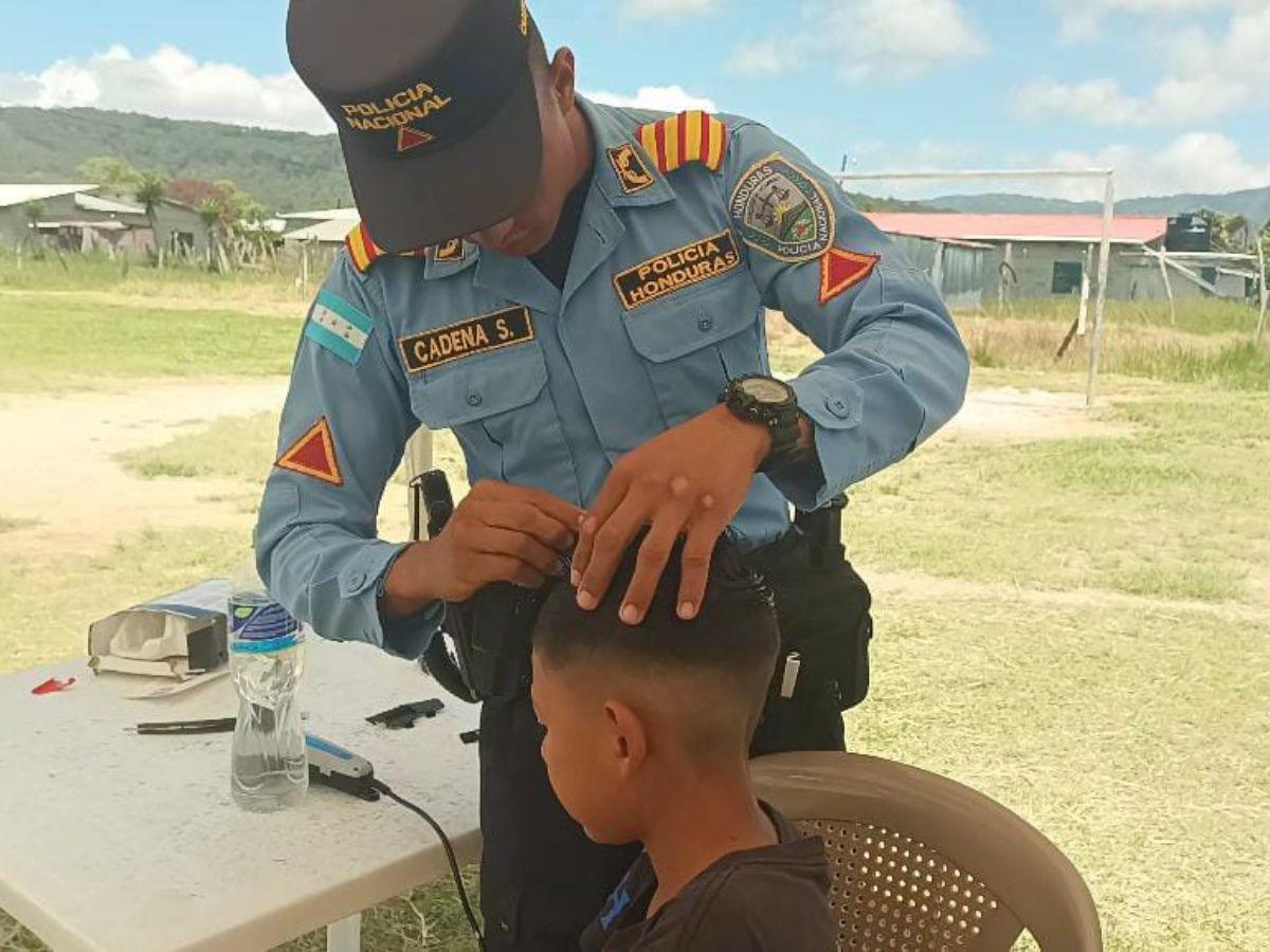 Con servicio de barbería en La Esperanza, Policía Nacional afianza lazos con la comunidad