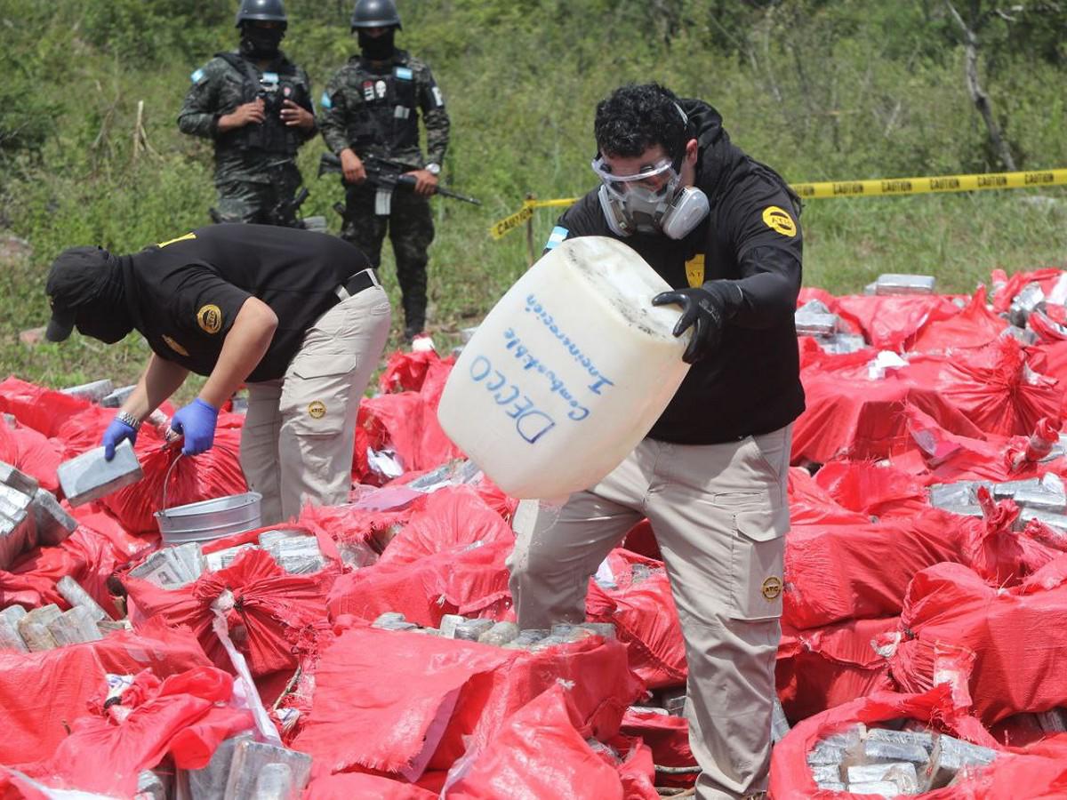 Incineran 3,993 kilos de coca decomisada a colombianos en el Caribe