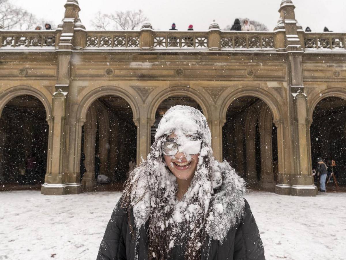 Tormenta de nieve en EUA deja impresionantes imágenes en Nueva York