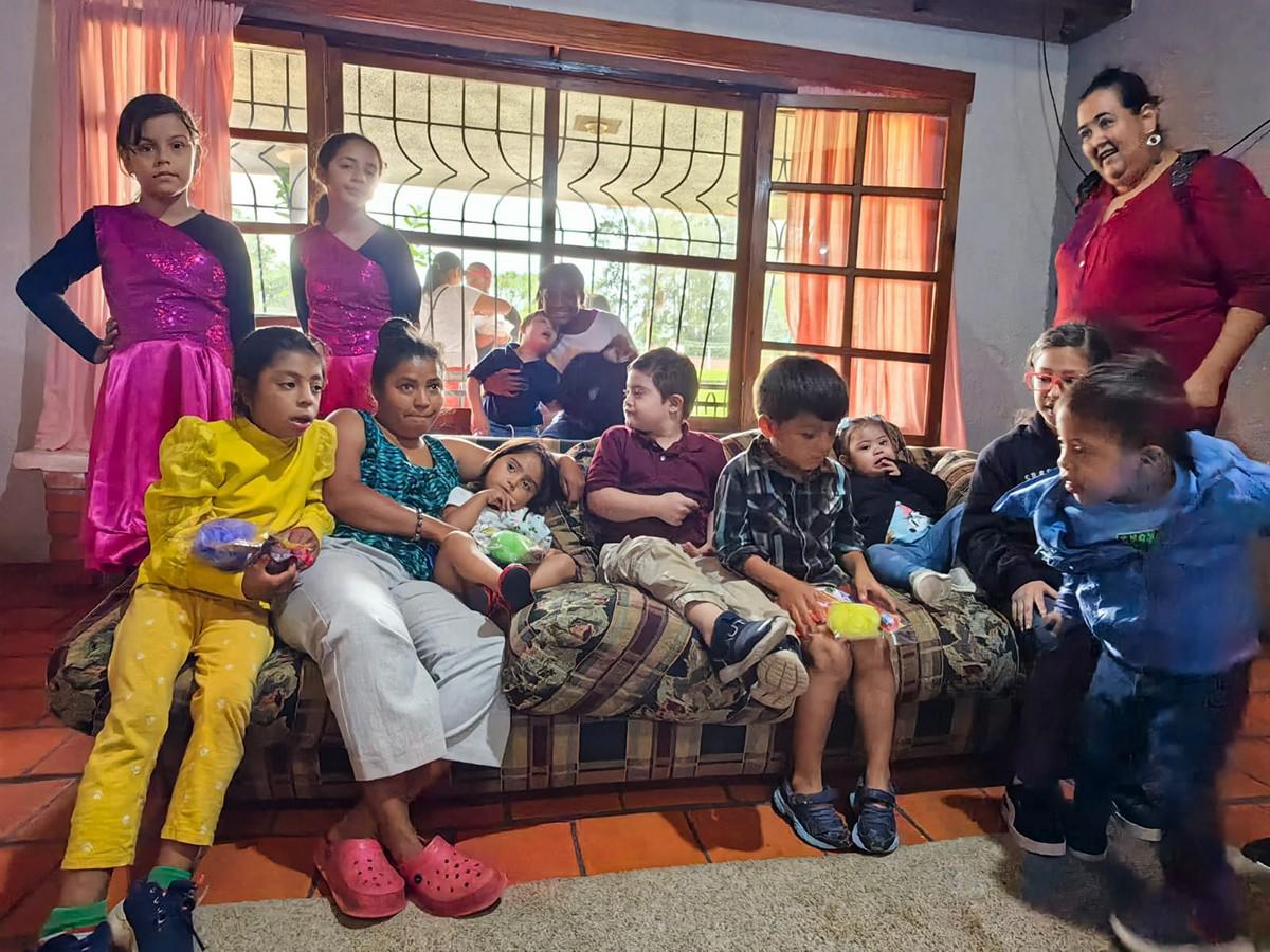 Los pequeños voluntarios miembros de “Dejando huella” junto a sus padres no dudaron en compartir de su alegría con los niños del Hogar Los Ángeles.