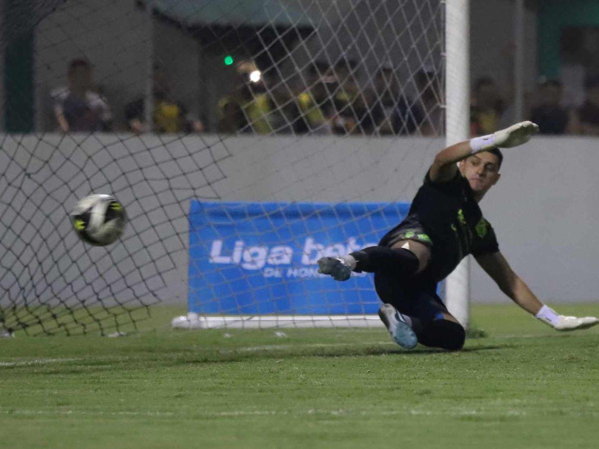 Con mucha frialdad y olfato goleador, Moreira batió a Harold Fonseca para poner a ganar al Génesis.