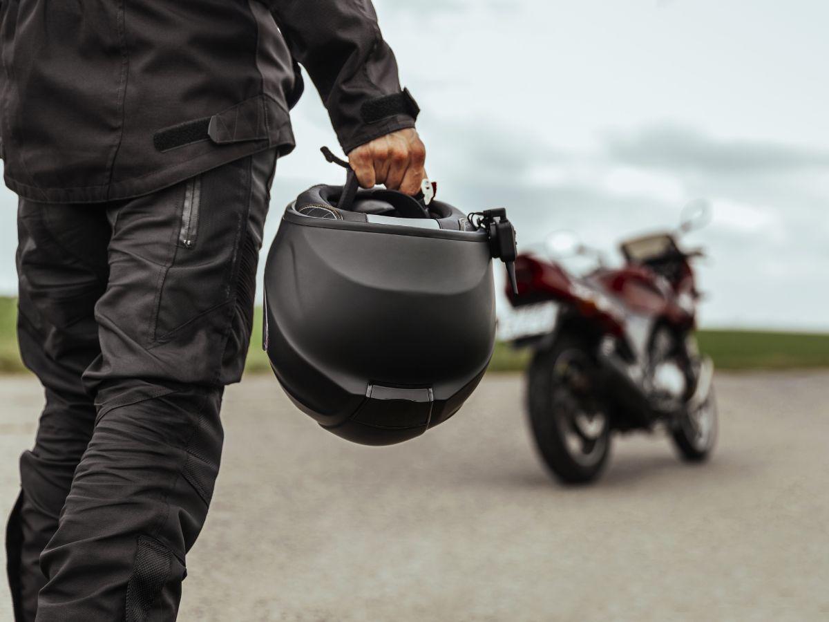 El uso del casco puede hacer la diferencia entre la vida y la muerte al sufrir una caída.