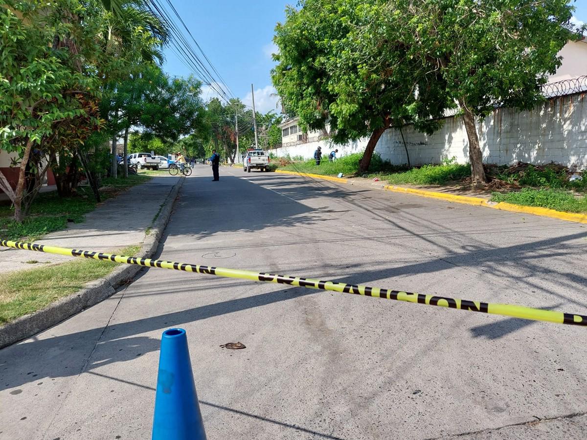 La víctima transitaba a pie por la solitaria avenida cuando fue interceptado.