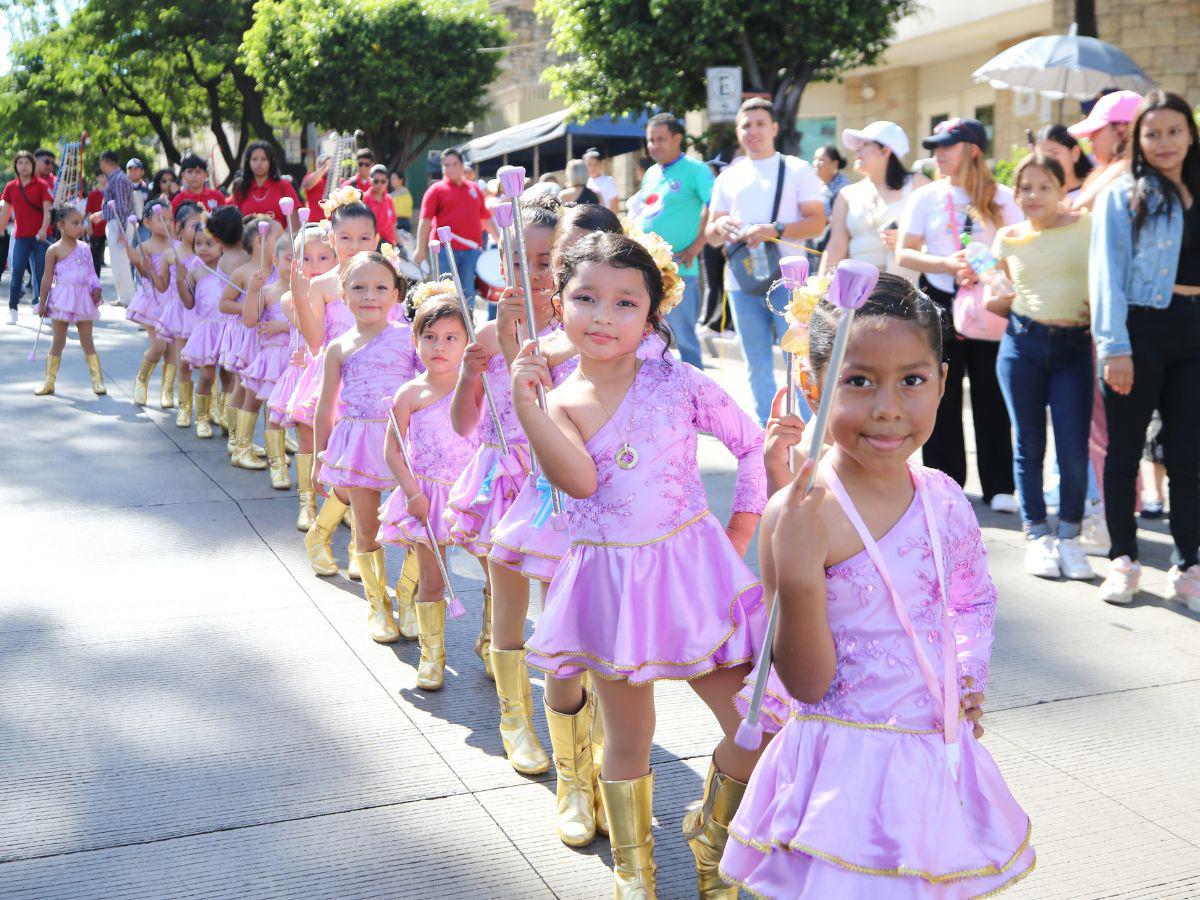 Los niños de prebásica de la capital inauguran con entusiasmo el mes patrio