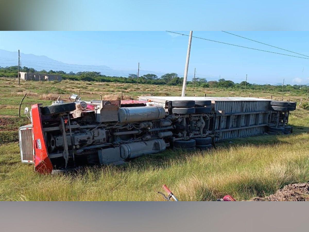 La rastra quedó a la orilla de la carretera.