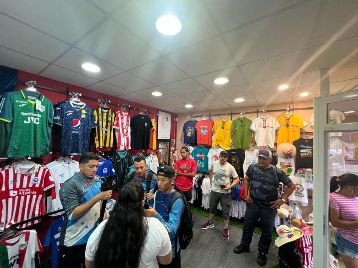 La tienda no solo ofrece productos de alta calidad, sino también una conexión con el pasado, presente y futuro de Honduras y la pasión por el deporte.