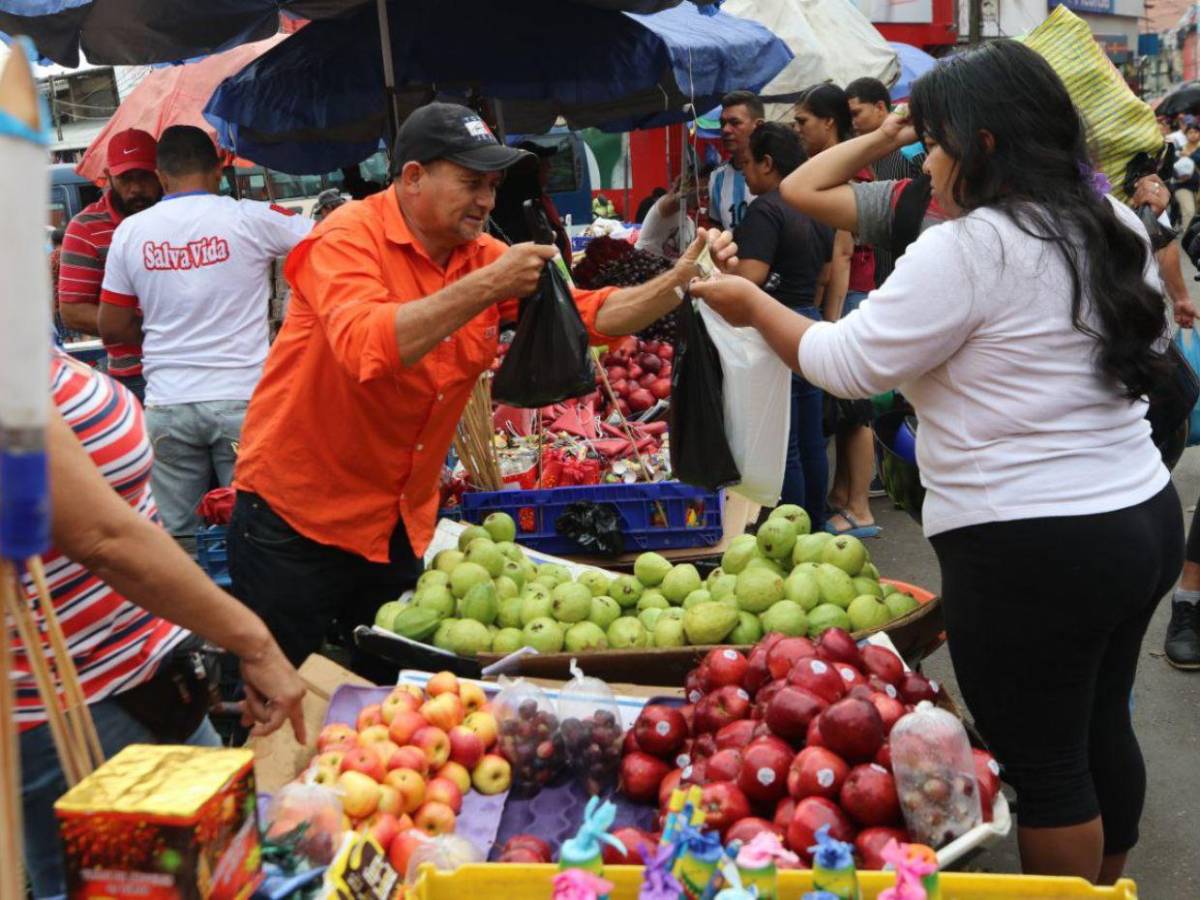 El mercado Zonal Belén abarrotado por las compras de fin de año