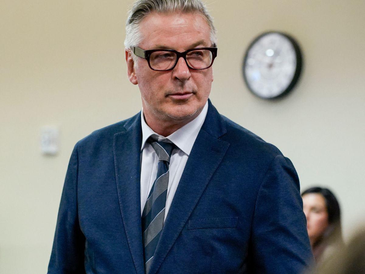 Defensa de Alec Baldwin cuestiona investigación policial tras disparo en “Rust”