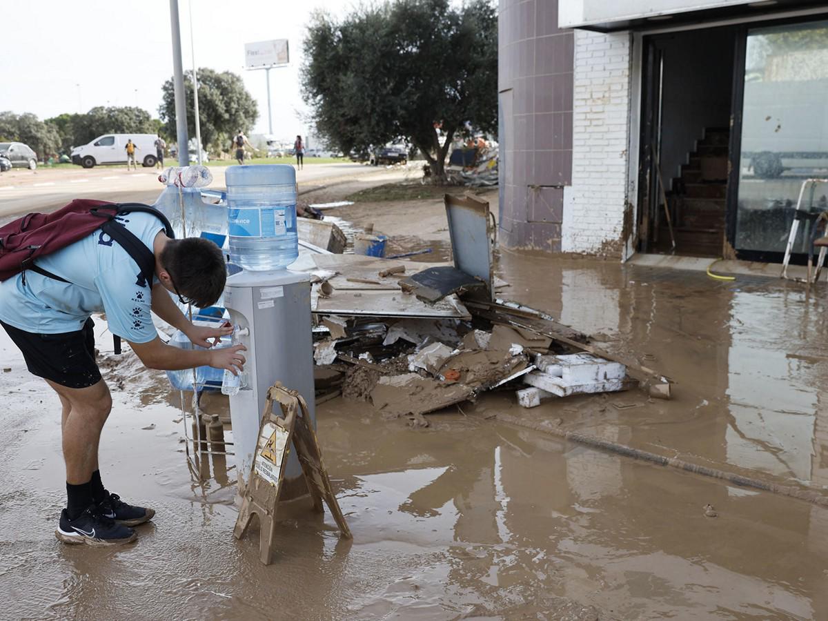 Cientos de voluntarios trabajan en la limpieza y búsqueda de desaparecidos en Valencia