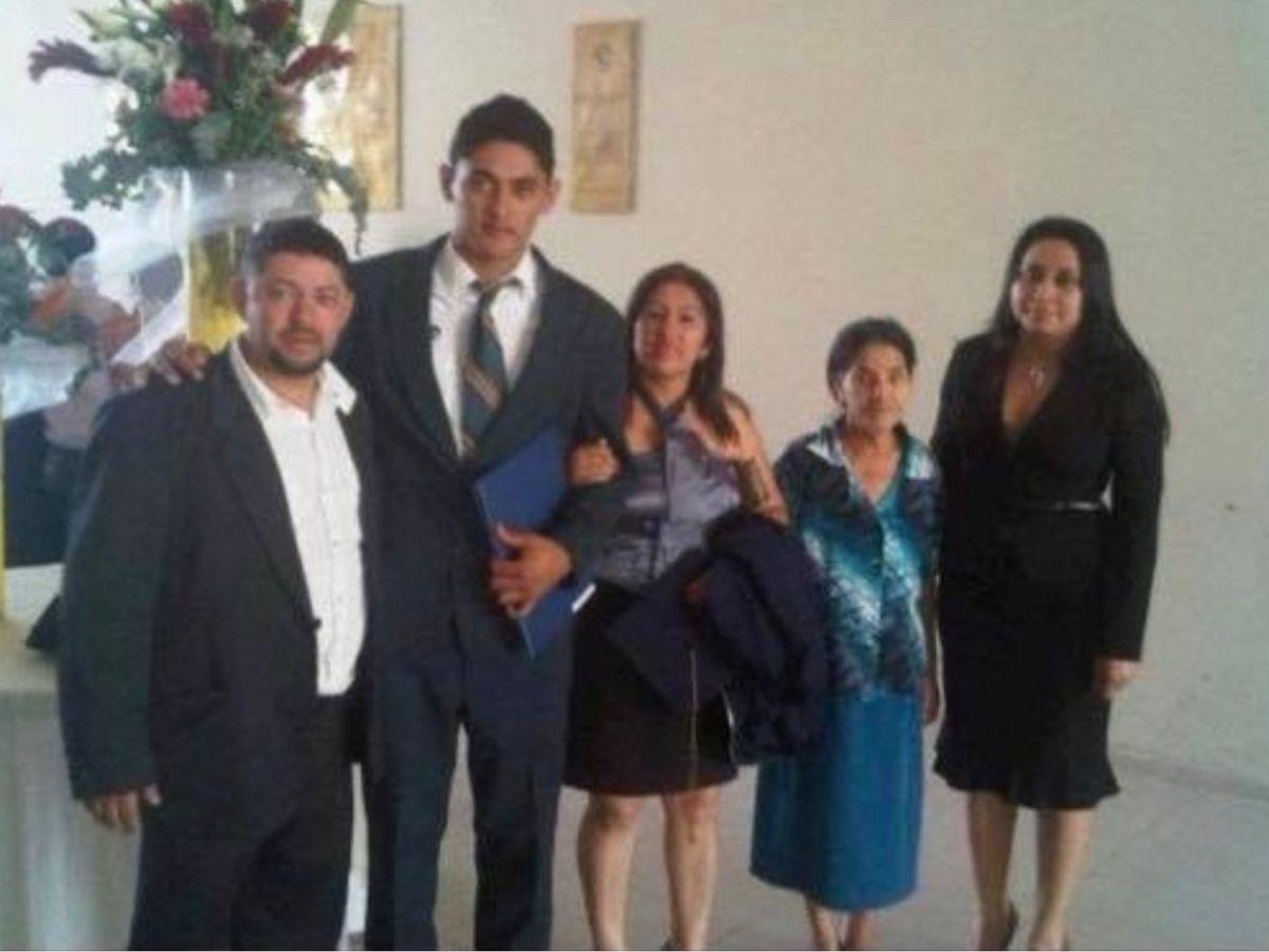 La familia es todo para Arita, así lo evidenció al relatar como su hermano fue el primero en egresar de la universidad. La foto plasmó el recuerdo junto a su hermano Jorge tras residir su título de ingeniero civil.