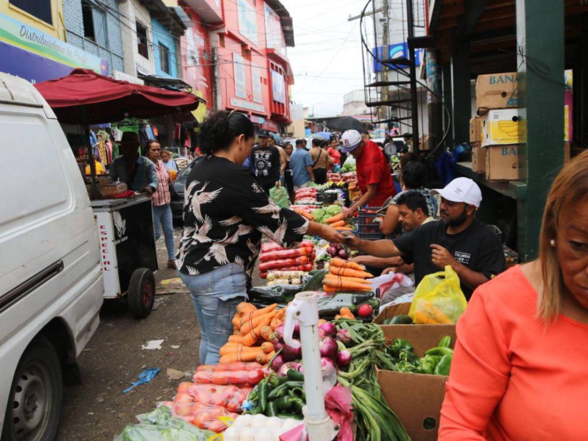 El mercado Zonal Belén abarrotado por las compras de fin de año