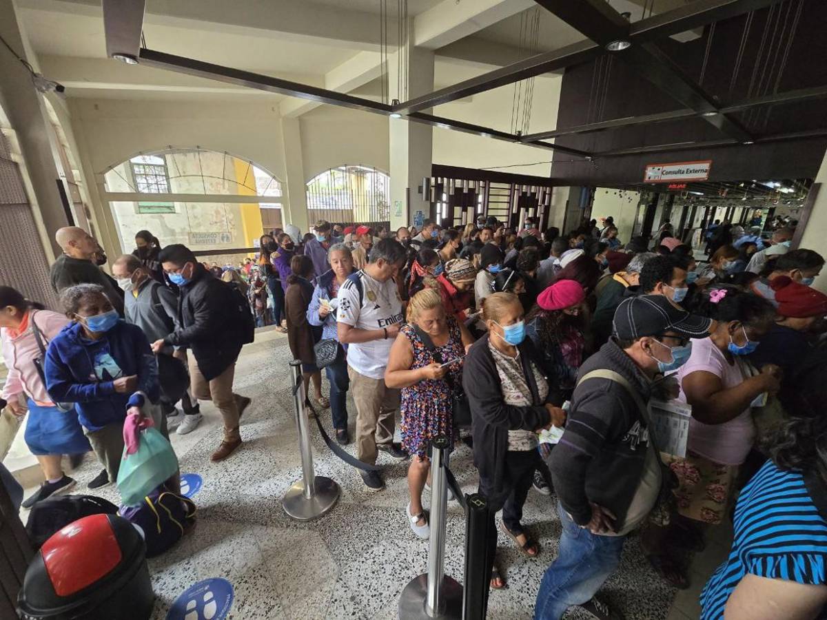 Largas filas y frustración: drama de pacientes que buscan una cita médica en Hospital San Felipe