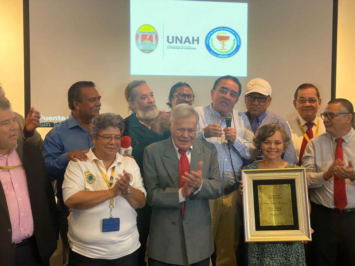 Entre aplausos y ovaciones, Ramiro Sierra recibió un reconocimiento por parte de exalumnos de los años 80 y la asociación de estudiantes de periodismo UNAH.