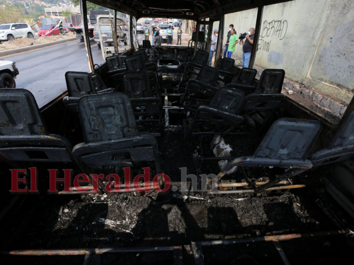 Reducido a chatarra queda rapidito tras tomar fuego en la capital