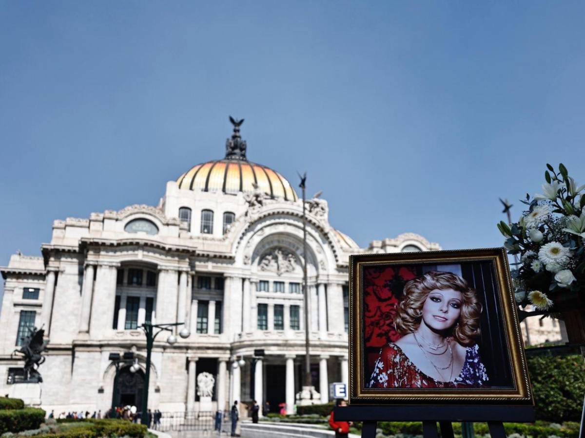 Así fue el emotivo homenaje a Silvia Pinal en el Palacio de Bellas Artes