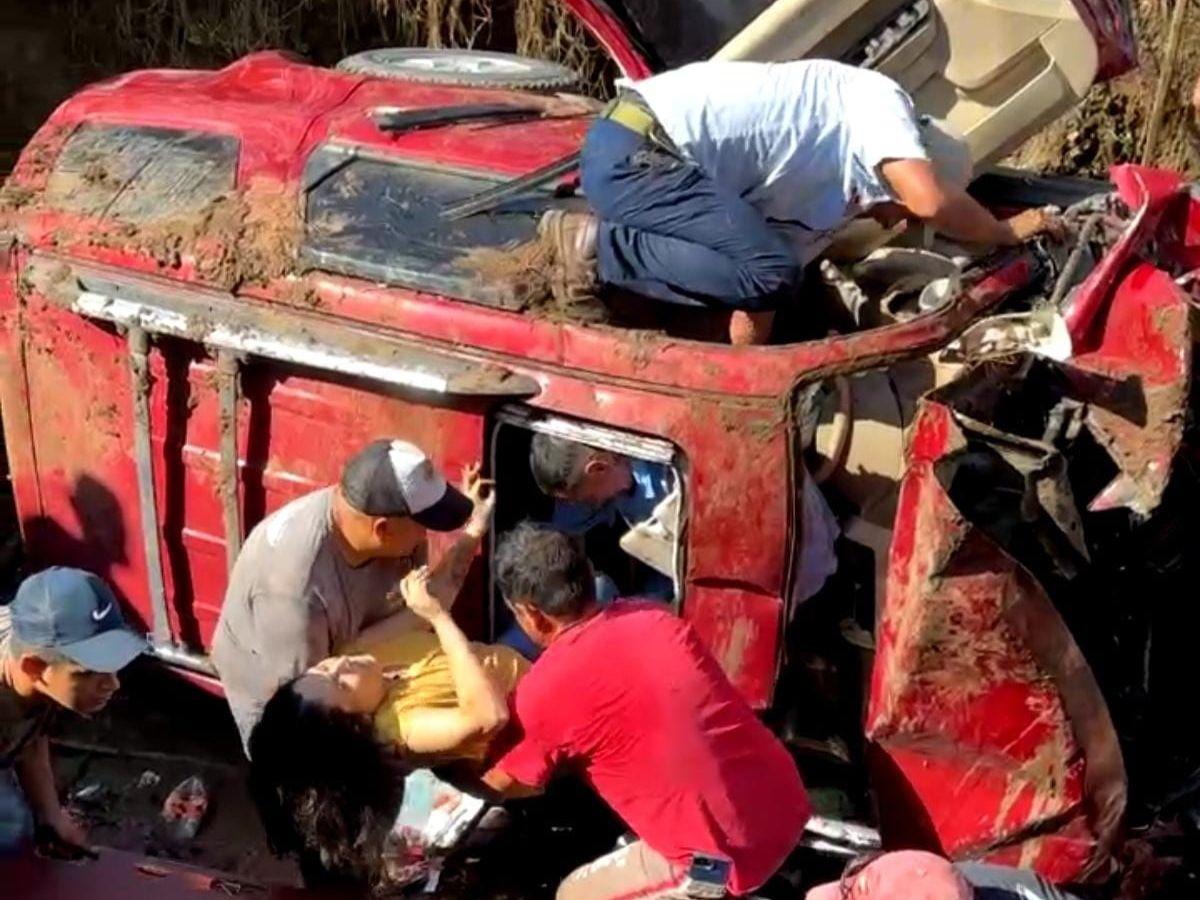 La familia fue asistida por los pobladores de la zona tras el accidente.