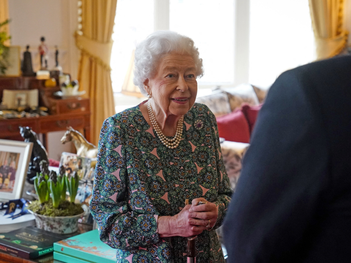 Reina Isabel II reconoce que le cuesta moverse